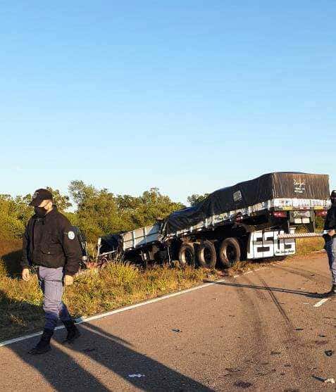 Camiones protagonizaron un violento choque sobre la ruta nacional 81, un herido grave