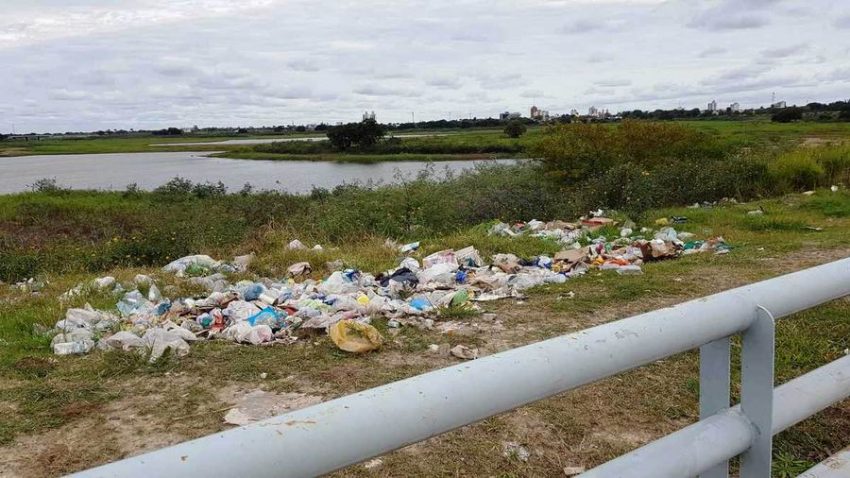 Piden erradicar un basural a la vera de avenida ribereña