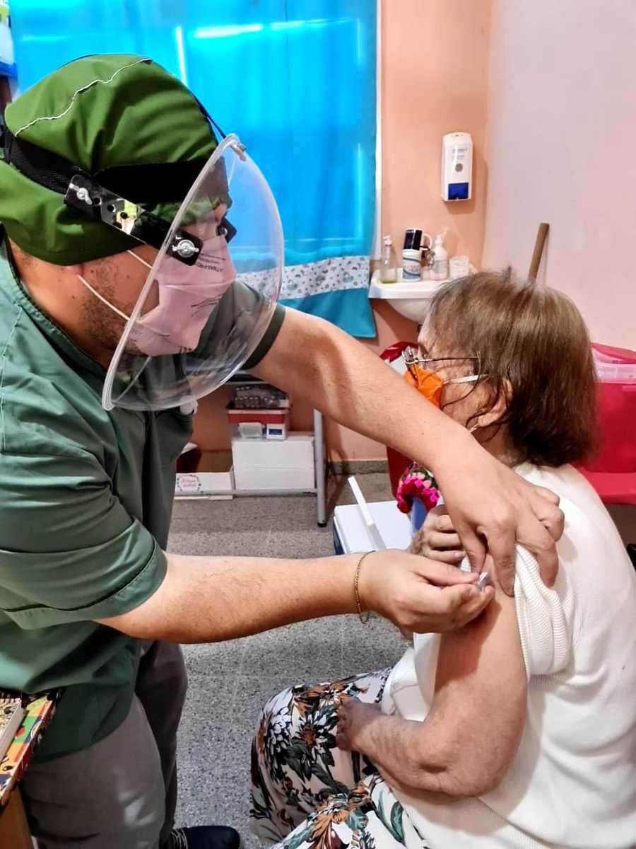Antigripal 2021: sigue la vacunación a los adultos mayores del interior