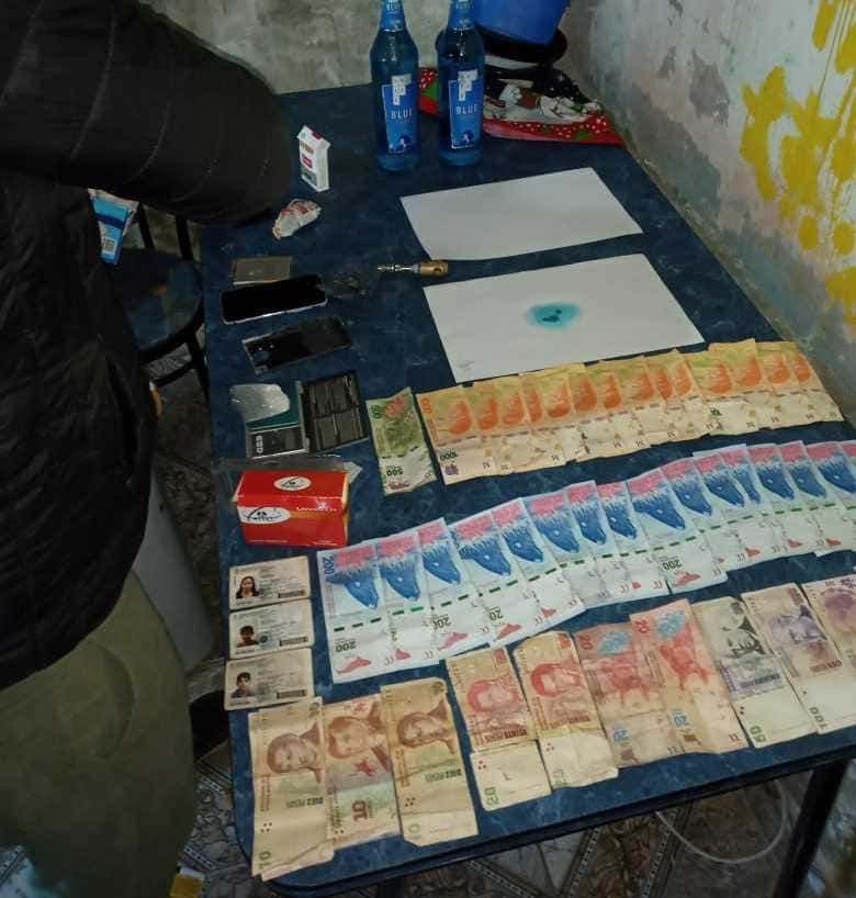 Detienen a mujer involucrada en un robo y secuestran dinero en efectivo, bienes y drogas