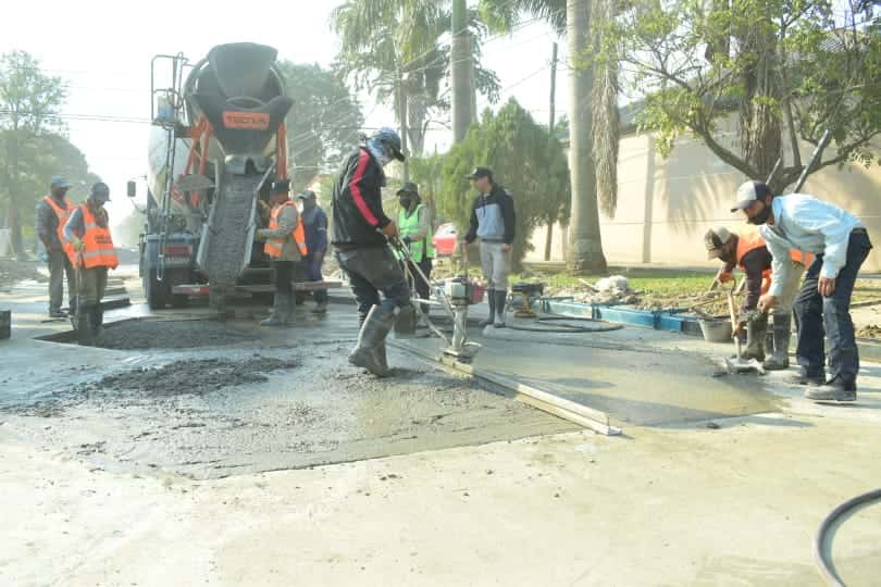 Avanza a buen ritmo el trabajo de pavimentación sobre la calle Felipe Oliva