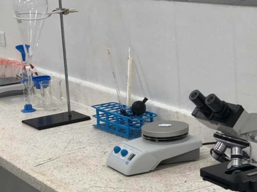 El SENASA entregó equipamiento de laboratorio a un centro de investigación
