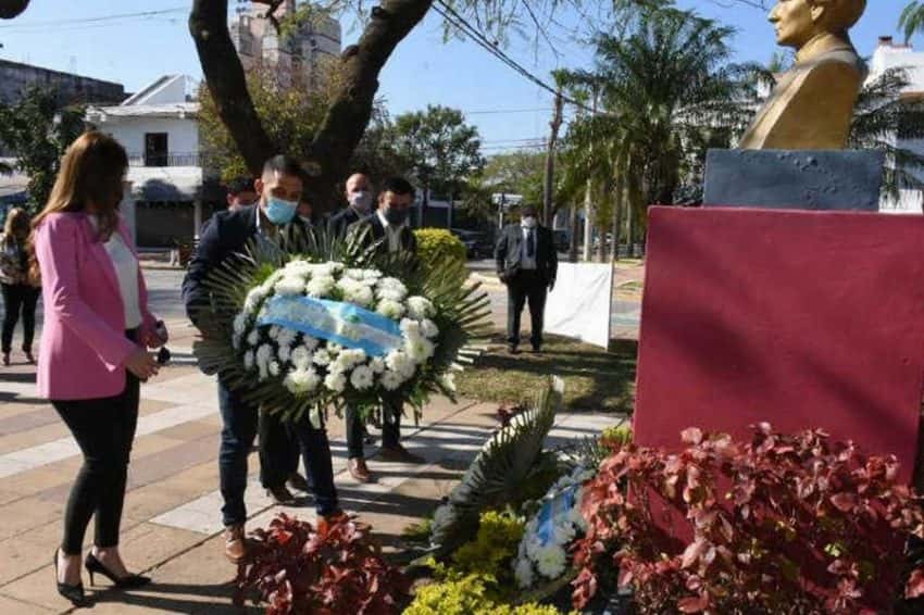 Breve ceremonia frente al busto de Juan Bautista Alberdi en el Día del Abogado