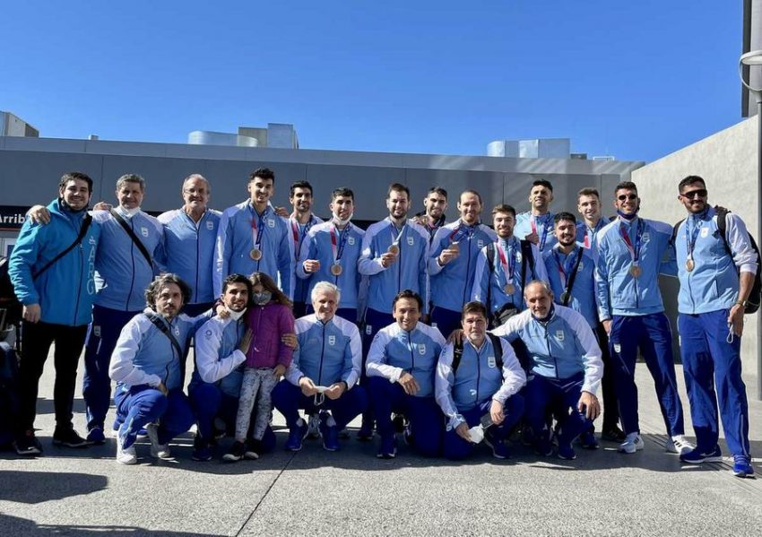 Ezequiel Palacios llegó al país con el plantel argentino