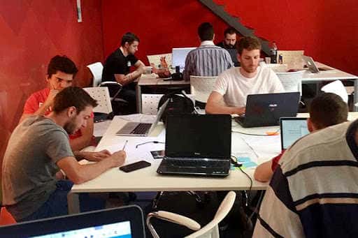 Fernández lanzará un programa laboral para jóvenes en el sector del software