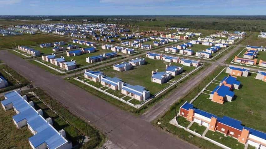 Insfrán autorizó licitación para construcción de 560 nuevas viviendas en 12 localidades