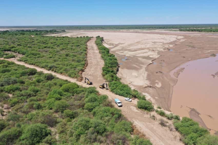 Río Pilcomayo: ejecutan paquete de obras aprovechando período de poca agua