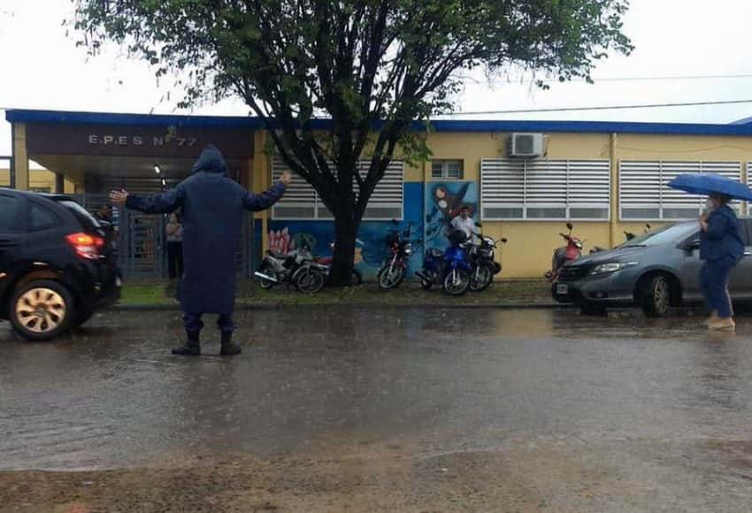 Lenta jornada comicial por las fuertes lluvias y con cortes de luz en varias escuelas