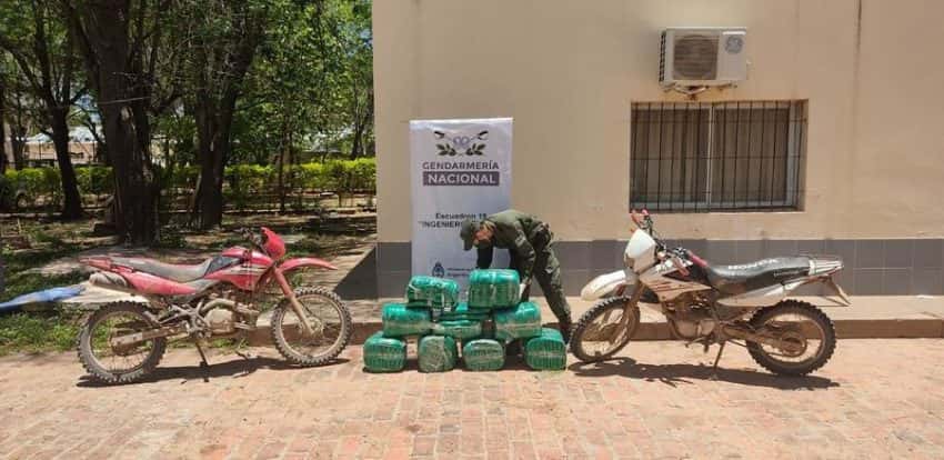 Dos motociclistas intentaron huir con un cargamento de hojas de coca