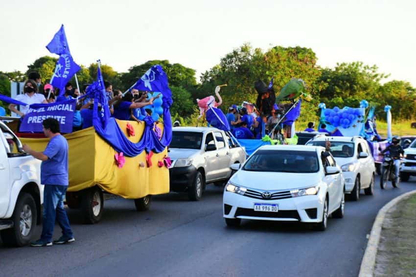 Techos Azules cerró la campaña con una caravana con carrozas
