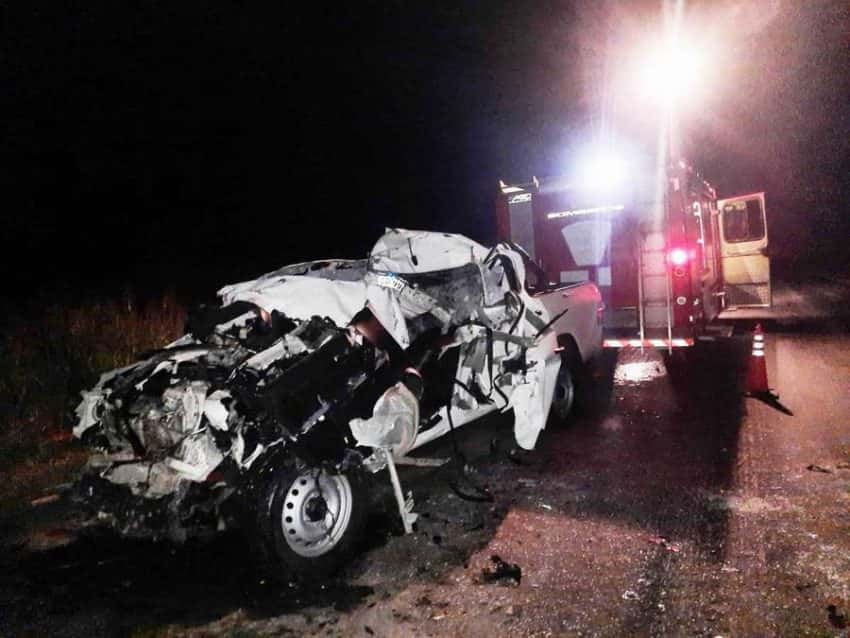 El conductor de una camioneta falleció tras colisionar un camión estacionado