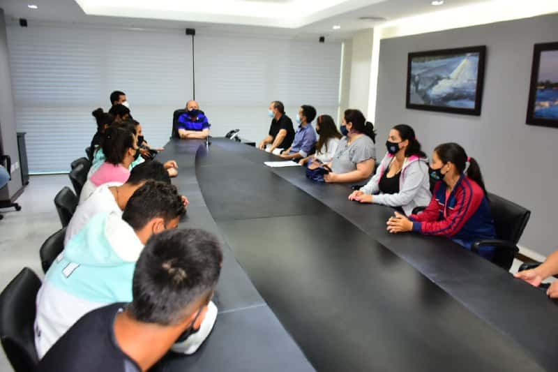 Estudiantes de Palma Sola visitaron instituciones en Capital y fueron recibidos por el Gobernador