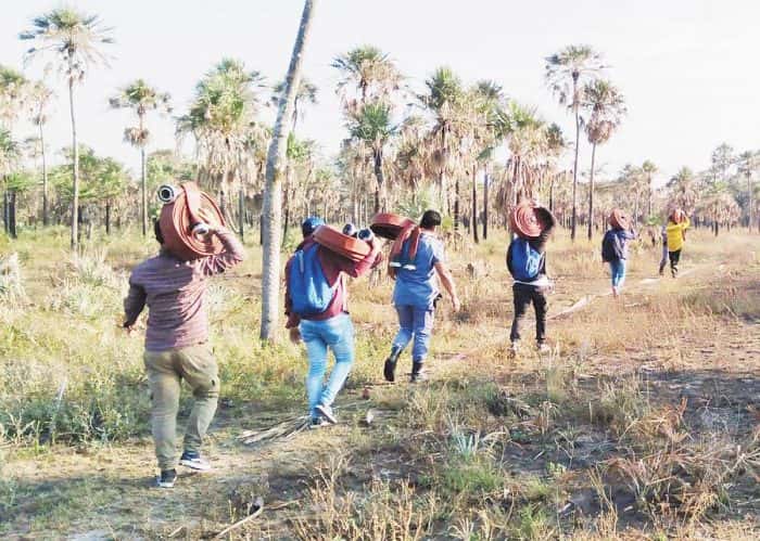 Policías llevaron agua a pobladores de la Isla Apando