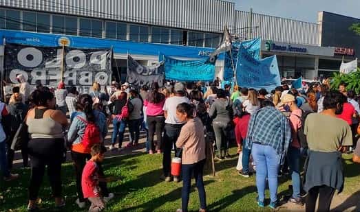 Por espacio de una hora, las organizaciones sociales protestaron frente al edificio del Anses cortando la circulación sobre la avenida Gutnisky.