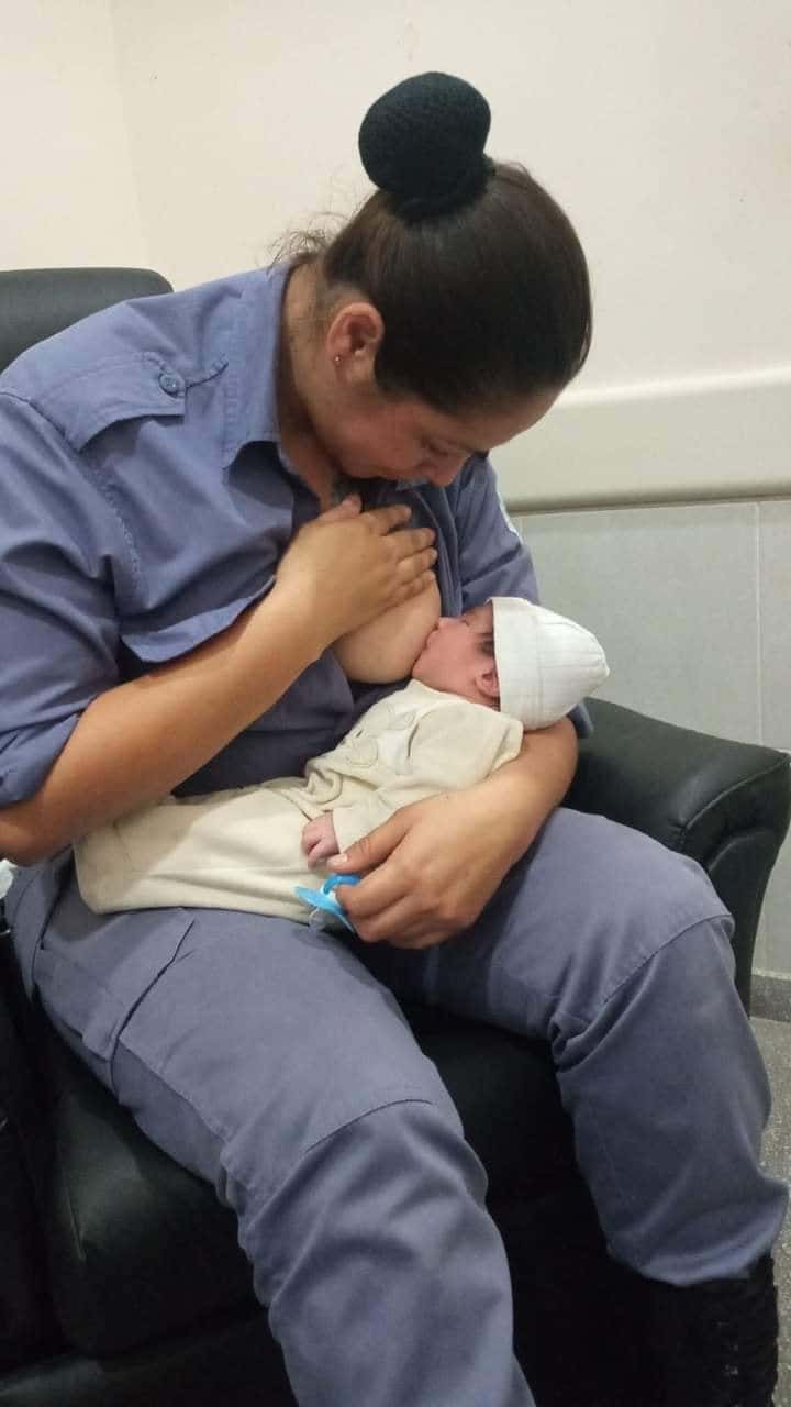 Una policía amamantó a un bebé en el Hospital Central