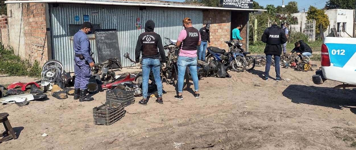 Secuestraron motos partes durante un allanamiento en un taller mecánico