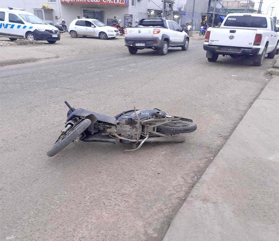 Un menor que circulaba en moto de contramano embistió y arrastró a un efectivo policial