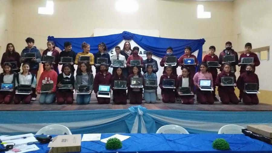 Entregaron netbooks a
estudiantes de varias localidades