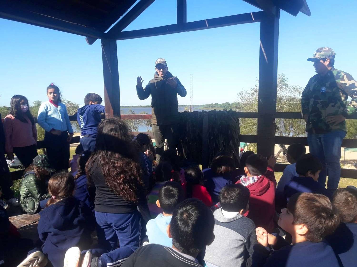 Alrededor de 60 niños tuvieron una charla sobre avistaje de aves en la Reserva de Biósfera de Laguna Oca,