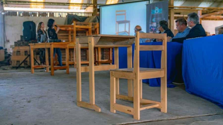 Consorcios madereros locales 
confeccionan mobiliario escolar