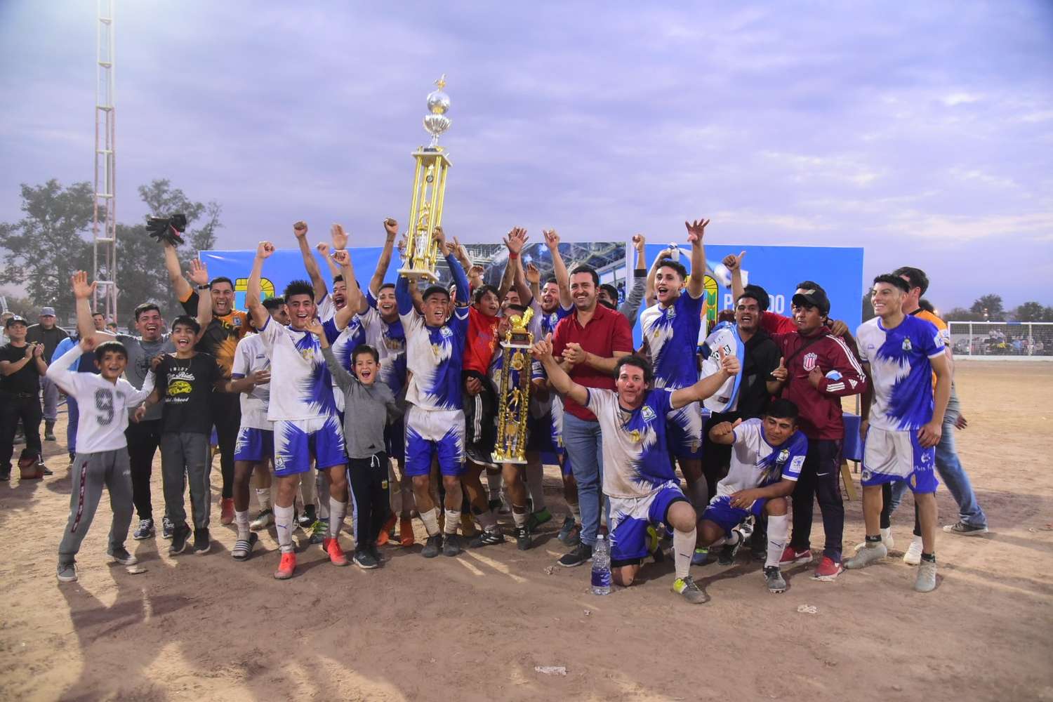 El seleccionado de Ingeniero Juárez se coronó campeón del torneo de la amistad