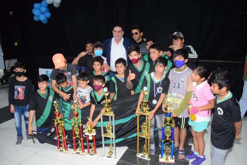 Jofré entregó trofeos y premios a los participantes de los torneos organizados por el Municipio