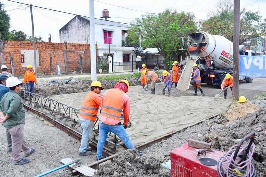Comenzó la pavimentación de más
de 40 cuadras del barrio Simón Bolívar