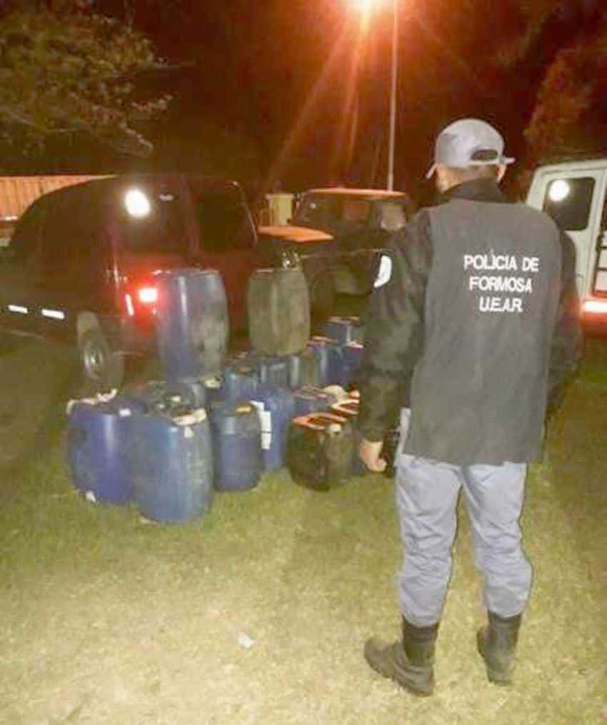 La Policía secuestró más de
1.800 litros de combustible