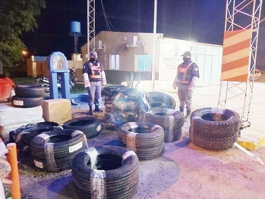 En las últimas horas, la Policía secuestró 
20 neumáticos ingresados de contrabando