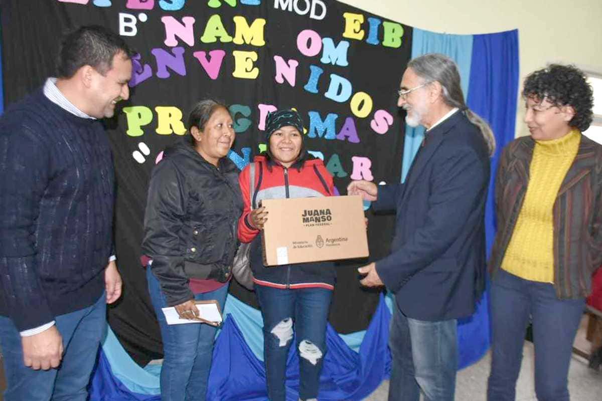 Más de 400 estudiantes de la EIB del 
barrio Nam-Qom recibieron sus netbooks
