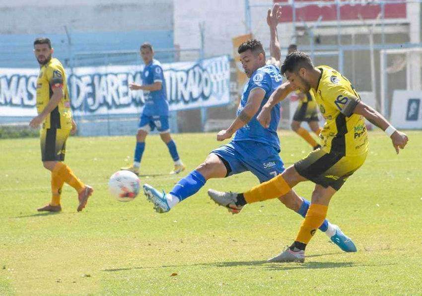 El albo venció a Crucero 
del Norte de local y se aferra