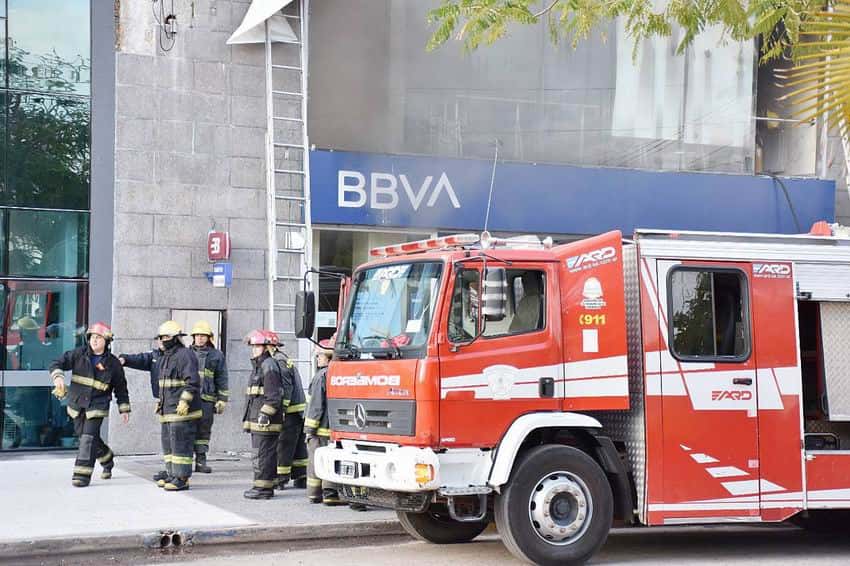 La Policía trabaja en un principio 
de incendio en el banco francés