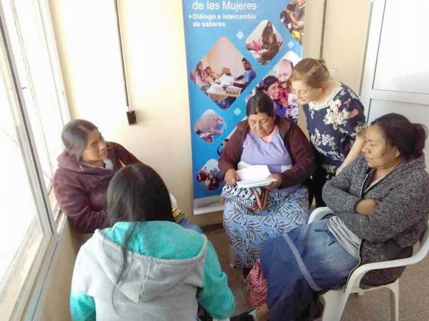 El Programa de Salud Intercultural produce 
mensajes radiales bilingües para la comunidad