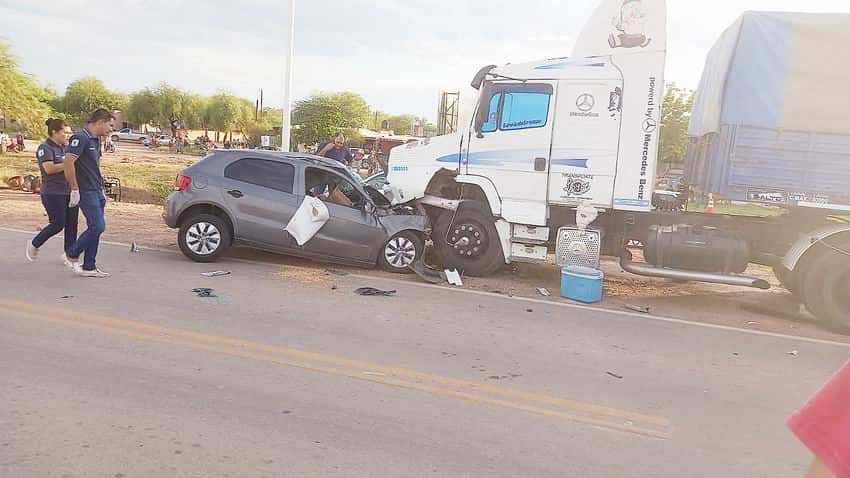 Choque fatal entre un auto y un 
camión sobre ruta nacional 81