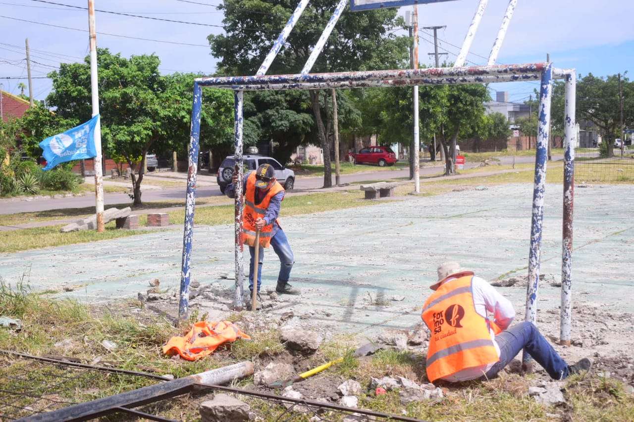 Iniciaron las obras de restauración del playón deportivo y construcción de una plaza en el barrio San Pedro