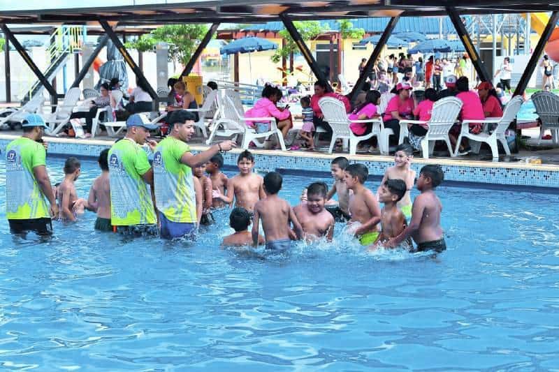 Niños del quinto módulo de la colonia de
vacaciones ya disfrutan del Parque acuático