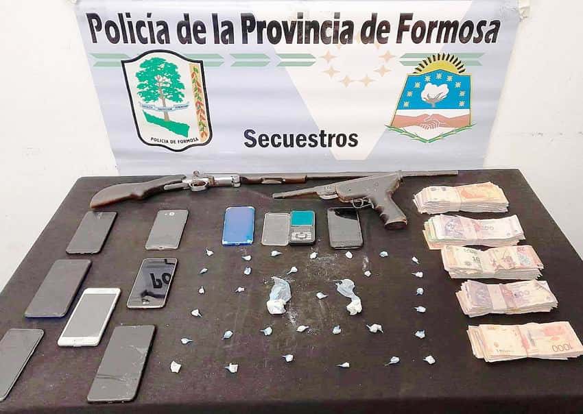 Secuestran 41 envoltorios de cocaína, arma de fuego y dinero