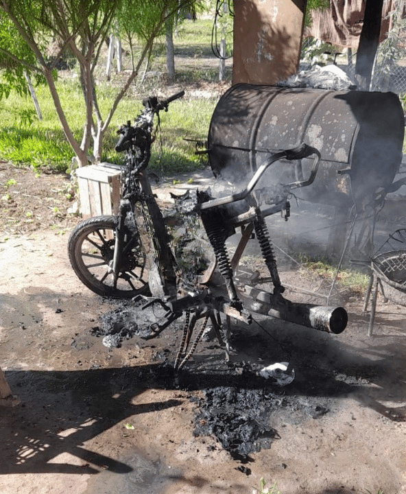 Un hombre fue detenido por incendiar una motocicleta