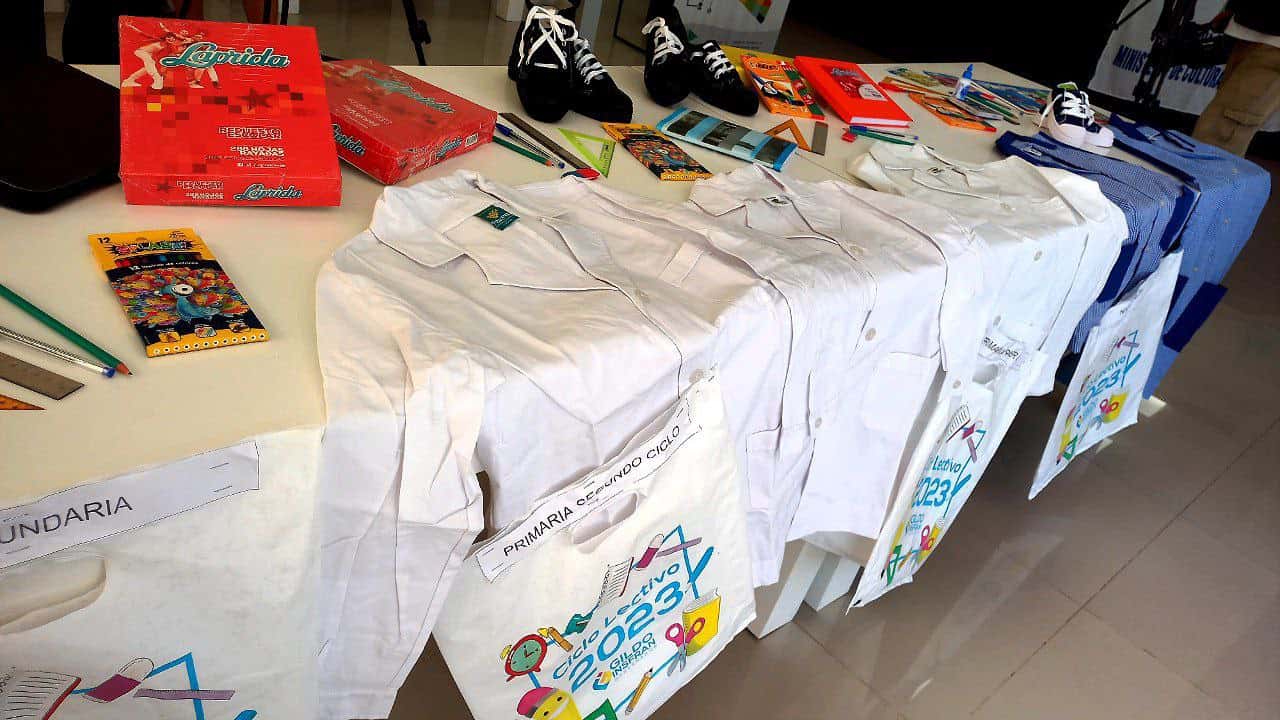 Se presentaron los kits escolares que se entregarán en el inicio de las clases en la provincia