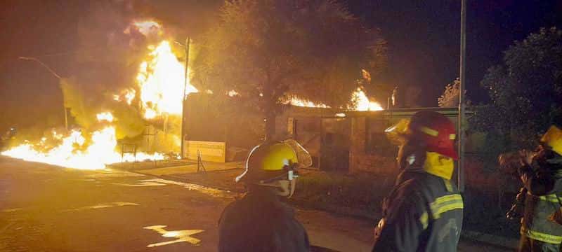 Incendio destruyó un depósito clandestino 
de combustible en el barrio Las Orquídeas