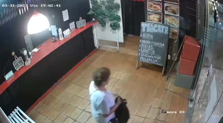 Mujer robó una mochila y quedó registrada por las cámaras de seguridad