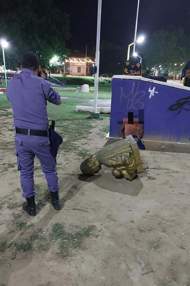 Detuvieron a un joven que intentó sustraer el busto de una plaza