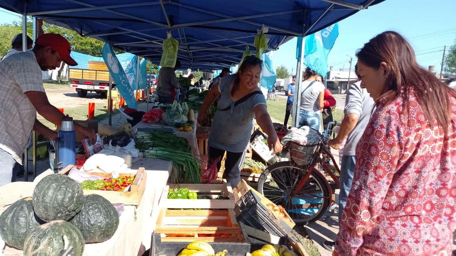 “El Mercado en tu Ciudad”: vecinos del barrio Santa Rosa aprovecharon las ofertas en productos frutihortícolas