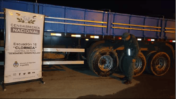 Gendarmería secuestró un camión con cubiertas de contrabando