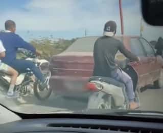 ¿Maniobra peligrosa? Sujetos remolcaron en motos a un auto en plena calle