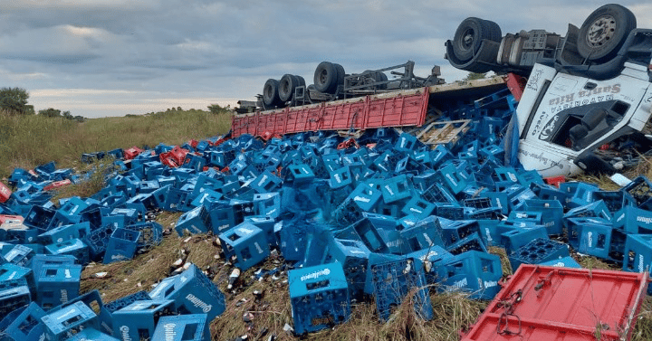 Ruta Provincial Nº2: volcó un camión con más de 900 cajones de cerveza