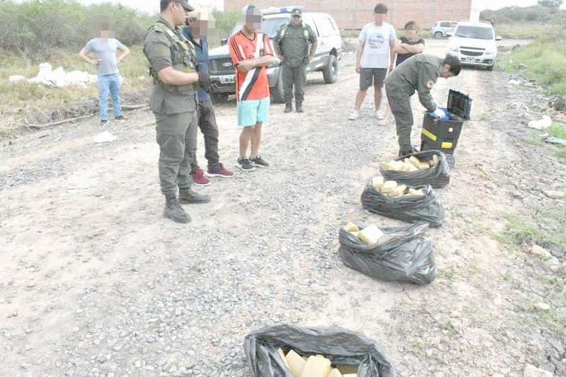 Fueron descubiertos con más de 80 kilos de 
droga y al querer huir arrastraron a un gendarme