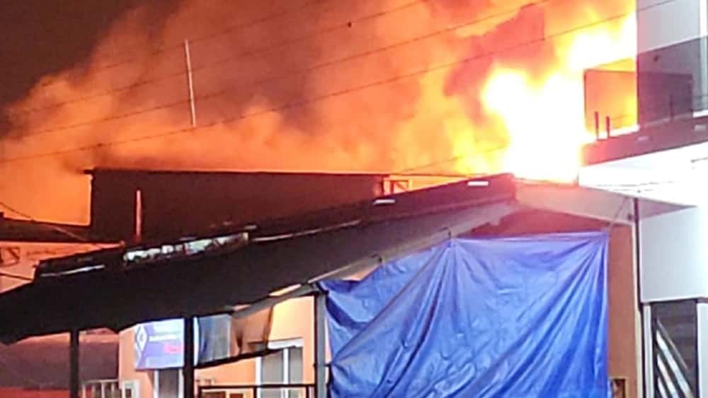 Voraz incendio en un depósito de combustibles en la ciudad fronteriza de Nanawa