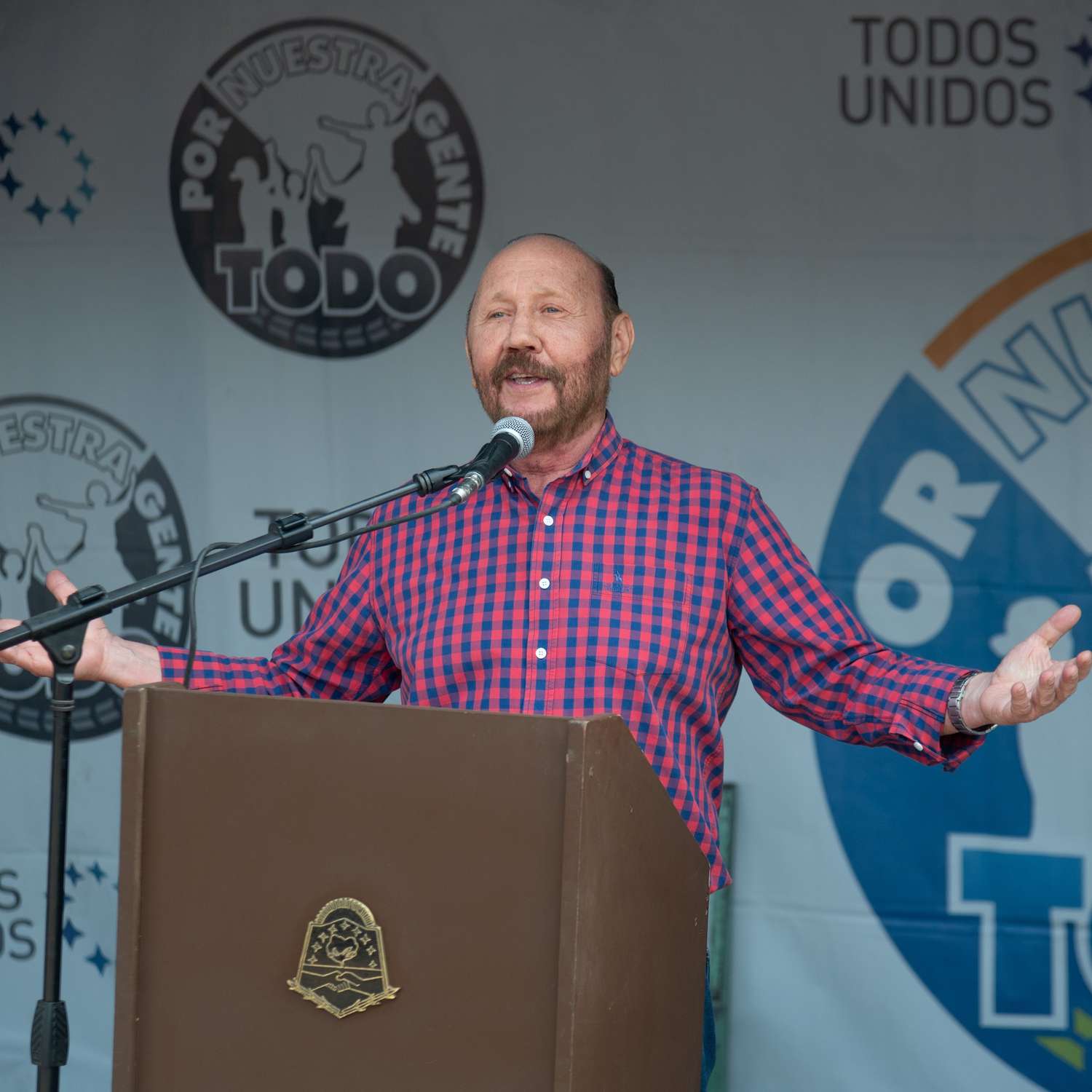 Gildo contra Milei: “Está más para ir a un psiquiátrico que para Presidente”