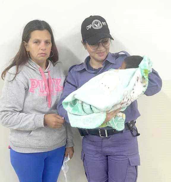 Mujer policía salvó la vida de 
bebé con maniobras de RCP